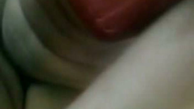 Une femme d'affaires rousse avale deux grosses bites film erotique avec scenario