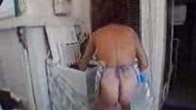 La petite adolescente Riley Star video erotique voyeur rebondit sur une bite dans la cour arrière