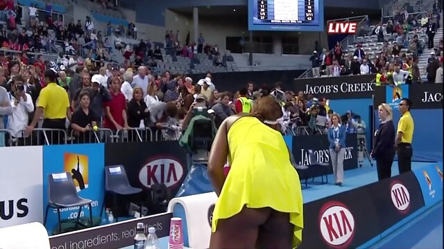 Mona film amateur érotique Wales dans un match de lutte mixte nu combattant un mec