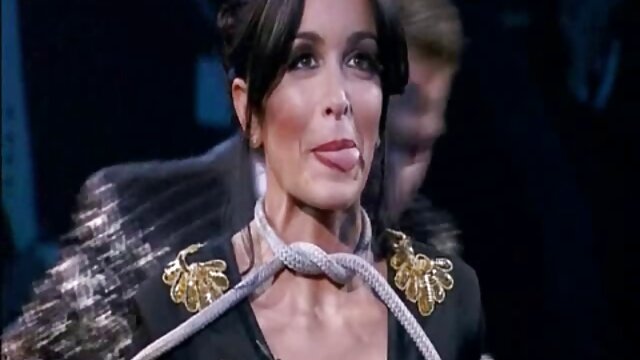 La mère allemande Jenny video sensuelle erotique et la belle-fille aident le vieil homme avec un coup