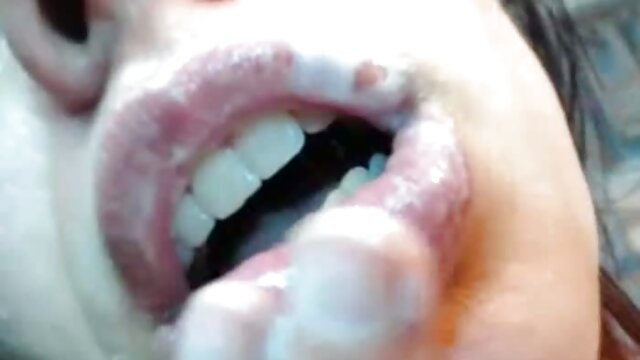 Une ado mignonne se masturbe avec un cinema erotique vintage orgasme