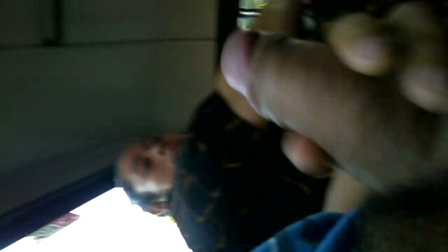 Hot 22YO babe s'amuse vintage film erotique avec une lesbienne mature