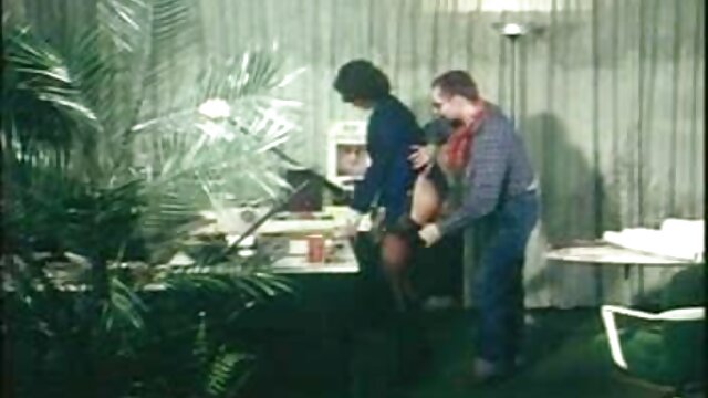 La salope de bureau les laisse jouer avec sa chatte film erotique mere et fils poilue