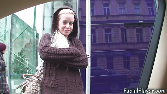 Très video casting erotique jolie blonde aux gros seins se doigte la chatte