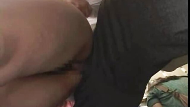 Une thaïlandaise maigre et chaude se prend un soin films erotique lesbienne du visage