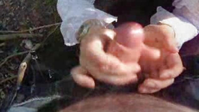 Eleanor, maman mature, se fait fister par une video erotique porno fille