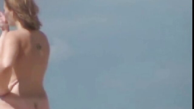 Femme de chambre blonde aime le concombre film érotique pour adulte dans son anus