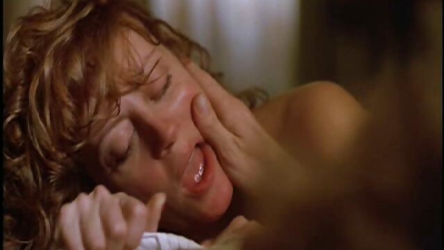 Femme film erotique soft de ménage japonaise baisée jusqu'à un orgasme